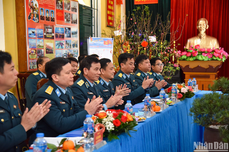 Các đồng chí lãnh đạo Quân chủng Phòng không - Không quân, Sư đoàn 361, Trung đoàn 218 và Đại đội 28 tham gia tiếp đón đoàn công tác của Báo Nhân Dân. (Ảnh: NHẬT QUANG)