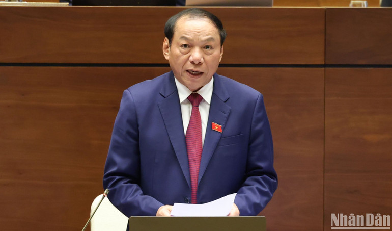 Bộ trưởng Nguyễn Văn Hùng trả lời chất vấn của đại biểu Quốc hội. (Ảnh: LINH NGUYÊN)