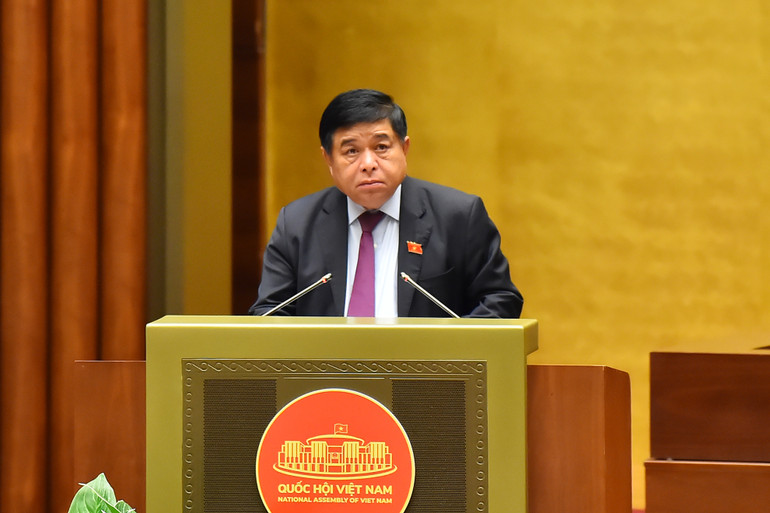 Bộ trưởng Kế hoạch và Đầu tư Nguyễn Chí Dũng trình bày tờ trình về dự thảo Nghị quyết. (Ảnh: THỦY NGUYÊN)