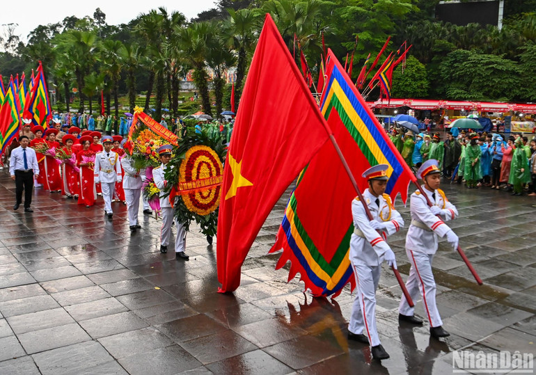 Đoàn hành lễ khởi hành lên đỉnh Nghĩa Lĩnh linh thiêng. (Ảnh: DUY LINH)
