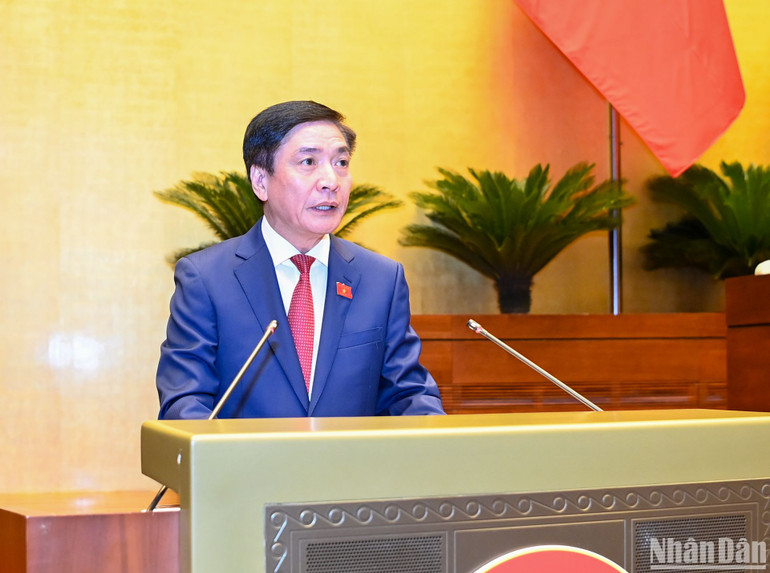 Tổng Thư ký Quốc hội, Chủ nhiệm Văn phòng Quốc hội Bùi Văn Cường trình bày báo cáo giải trình, tiếp thu, chỉnh lý dự thảo Nghị quyết trước khi Quốc hội bấm nút thông qua. (Ảnh: DUY LINH)