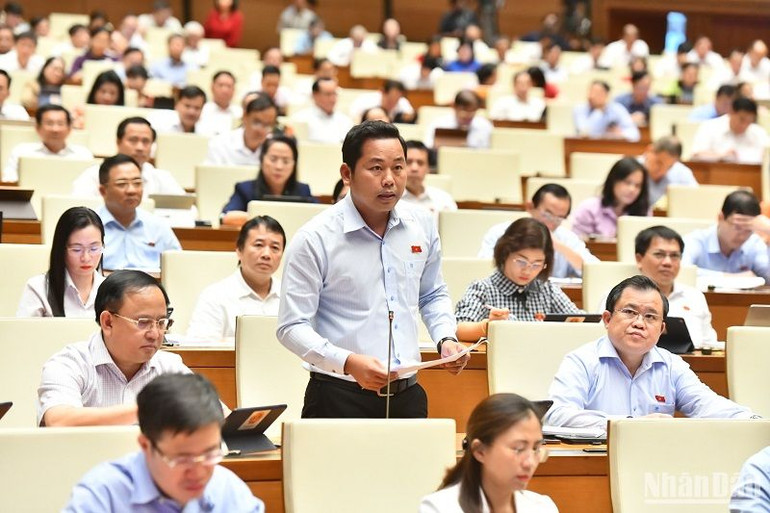 Đại biểu Dương Tấn Quân đặt câu hỏi chất vấn. (Ảnh: ĐĂNG KHOA)