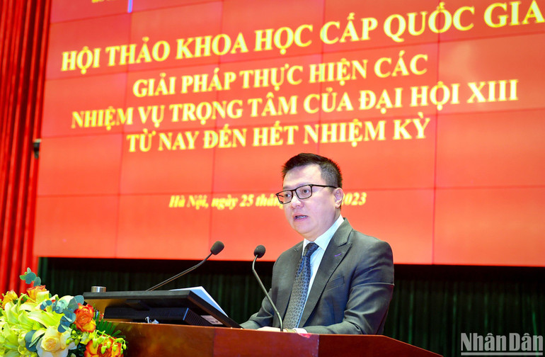 Đồng chí Lê Quốc Minh, Ủy viên Trung ương Đảng, Tổng Biên tập Báo Nhân Dân, Phó Trưởng Ban Tuyên giáo Trung ương, Chủ tịch Hội Nhà báo Việt Nam phát biểu tổng kết và bế mạc Hội thảo. (Ảnh: THÀNH ĐẠT)