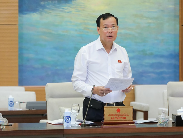 Chủ nhiệm Ủy ban Quốc phòng và An ninh Lê Tấn Tới trình bày báo cáo thẩm tra về dự án Luật.