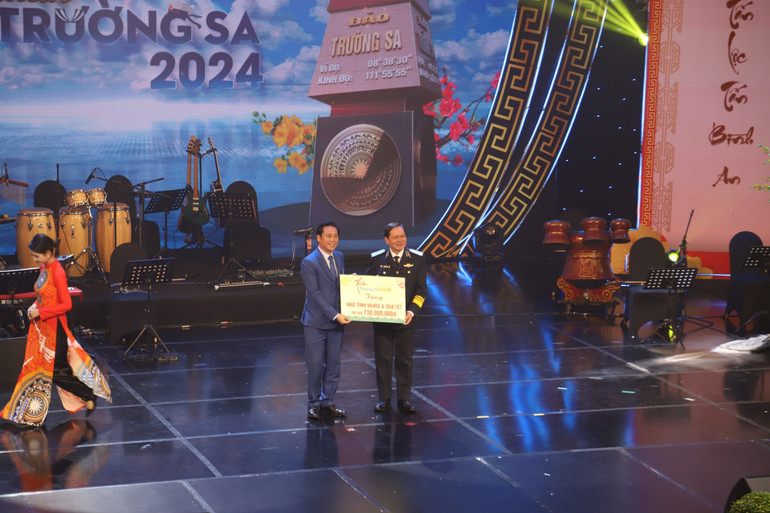 Ban Tổ chức trao 6 căn nhà tình nghĩa, hỗ trợ 3 căn nhà và 20 phần quà với tổng giá trị 730 triệu đồng tặng các cán bộ, chiến sĩ và nhân dân sinh sống trên đảo Trường Sa.