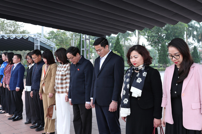 Các thành viên Đoàn công tác tưởng niệm các anh hùng, liệt sĩ tại Di tích quốc gia đặc biệt Thành cổ Quảng Trị.