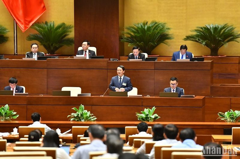 Bộ trưởng, Chủ nhiệm Ủy ban Dân tộc Hầu A Lềnh trả lời chất vấn. (Ảnh: ĐĂNG KHOA)