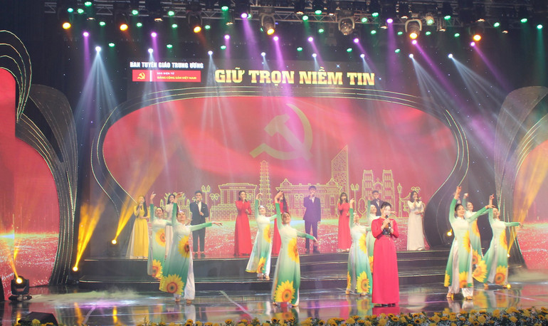 Ca khúc "Đảng là cuộc sống của tôi" do ca sĩ Bích Hồng, Hợp xướng Học viện Âm nhạc quốc gia Việt Nam và Vũ đoàn Selena biểu diễn. Ca khúc "Đảng là cuộc sống của tôi" do ca sĩ Bích Hồng, Hợp xướng Học viện Âm nhạc quốc gia Việt Nam và Vũ đoàn Selena biểu diễn.