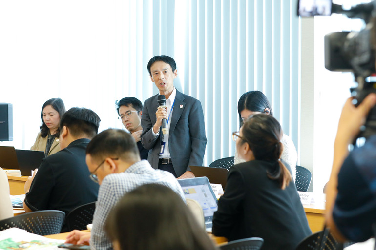 Đại diện JICA Việt Nam giải đáp câu hỏi của phóng viên tại họp báo.