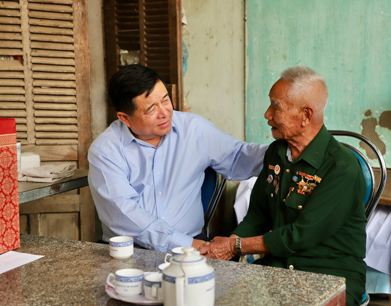 Bộ trưởng Nguyễn Chí Dũng ân cần thăm hỏi, tặng quà các cựu chiến binh từng trực tiếp tham gia Chiến dịch Điện Biên Phủ.