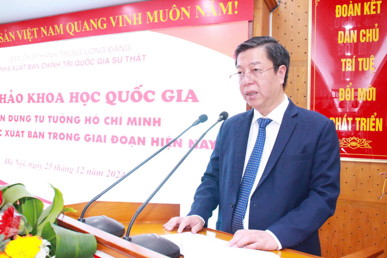 PGS, TS Vũ Trọng Lâm, Giám đốc - Tổng Biên tập Nhà xuất bản Chính trị quốc gia Sự thật phát biểu đề dẫn hội thảo.