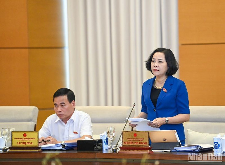 Trưởng Ban Công tác đại biểu Nguyễn Thị Thanh phát biểu tại phiên họp. (Ảnh: DUY LINH)