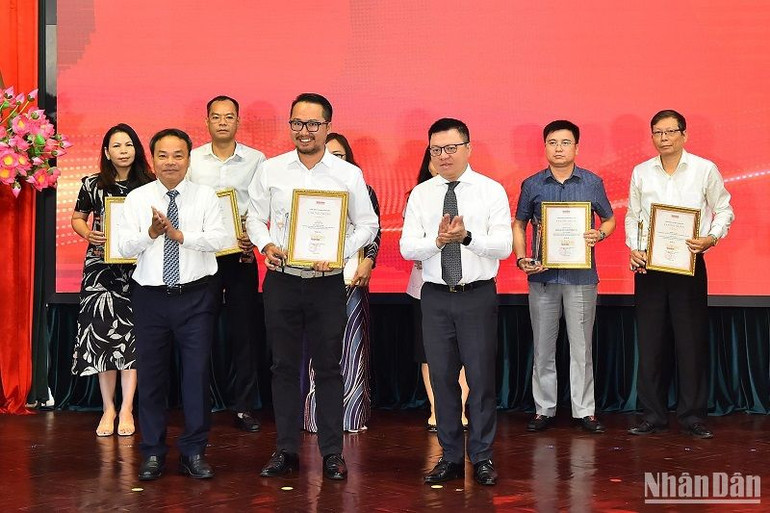Nhà báo Trần Thành Đạt, Ban Nhân Dân điện tử đoạt giải A hạng mục Ảnh báo chí với tác phẩm “Một ngày theo chân’ thợ cống’ vào ‘thế giới ngầm’ dưới lòng Hà Nội”. (Ảnh: THỦY NGUYÊN)