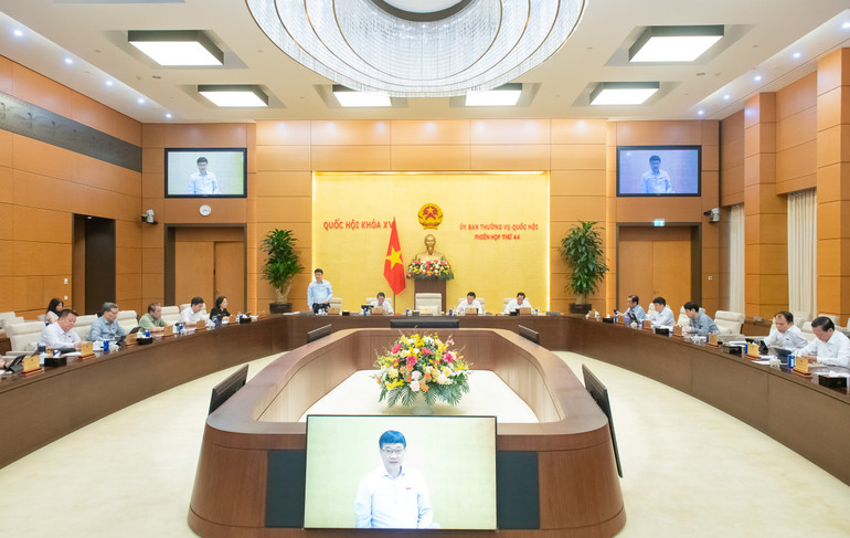 Toàn cảnh phiên họp sáng 26/4.