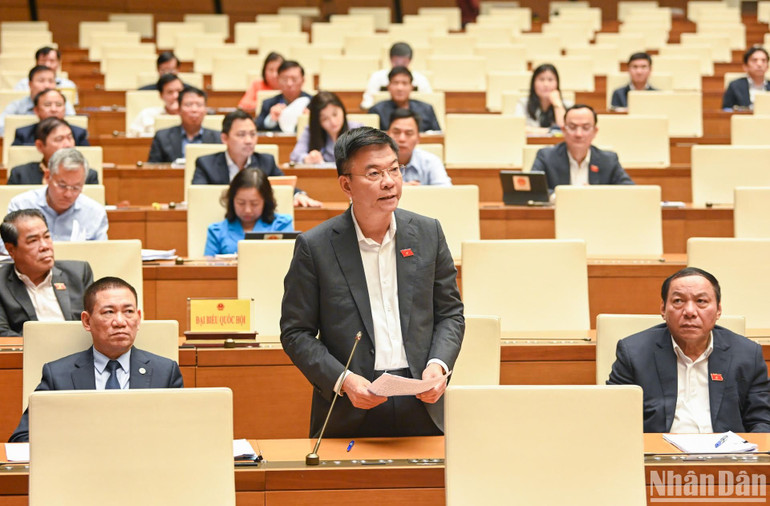 Bộ trưởng Tư pháp Lê Thành Long tham gia giải trình, làm rõ vấn đề đại biểu Quốc hội nêu. (Ảnh: DUY LINH)