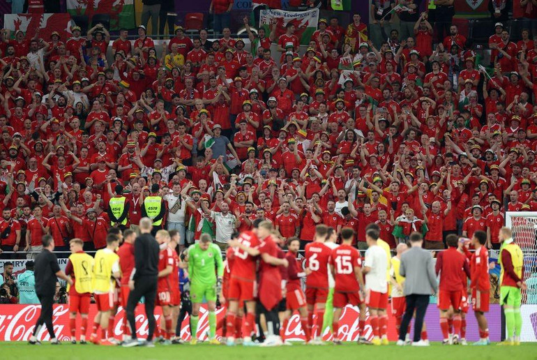 Người hâm mộ và các cầu thủ Xứ Wales ăn mừng bàn gỡ hòa của Gareth Bale ở cuối trận. (Ảnh: Reuters)