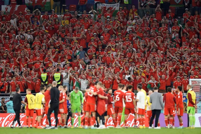 Người hâm mộ và các cầu thủ Xứ Wales ăn mừng bàn gỡ hòa của Gareth Bale ở cuối trận. (Ảnh: Reuters)