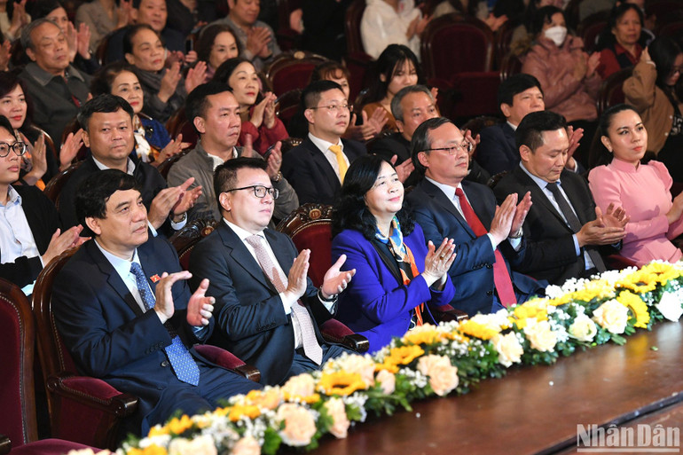 Các đồng chí lãnh đạo Đảng, Nhà nước và các đại biểu dự chương trình. (Ảnh: THÀNH ĐẠT) Các đồng chí lãnh đạo Đảng, Nhà nước và các đại biểu dự chương trình. (Ảnh: THÀNH ĐẠT)