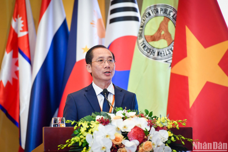 PGS, TS Nguyễn Bá Chiến, Giám đốc Học viện Hành chính Quốc gia, trình bày thông điệp tại hội nghị. (Ảnh: THÀNH ĐẠT)