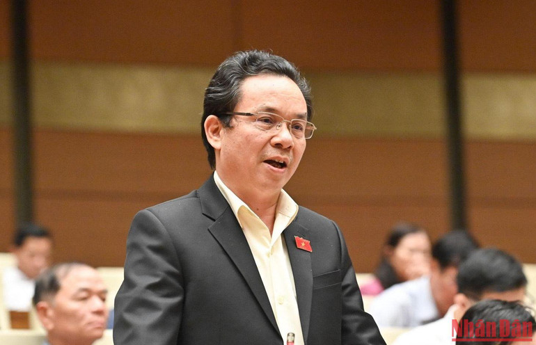 Đại biểu Hoàng Văn Cường đặt câu hỏi chất vấn tại phiên họp. (Ảnh: ĐĂNG KHOA)