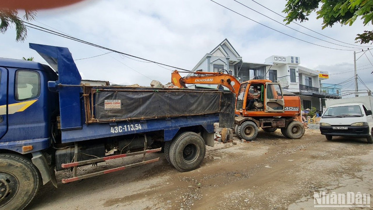 Khẩn trương thi công tuyến đường ĐT601 nối trung tâm huyện với xã xã Hòa Sơn-Hòa Liên-Hòa Bắc.