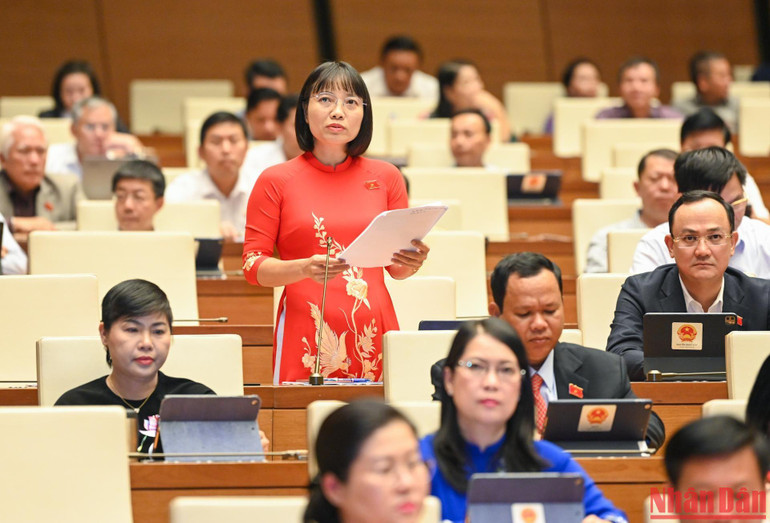 Đại biểu Nguyễn Thị Việt Nga (đoàn Hải Dương) phát biểu ý kiến tại phiên họp. (Ảnh: DUY LINH)