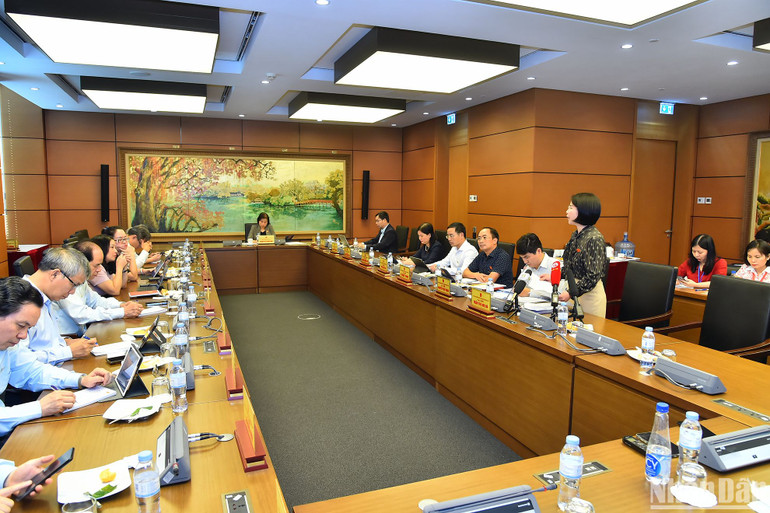 Quang cảnh phiên thảo luận tại Tổ 1. (Ảnh: THỦY NGUYÊN)