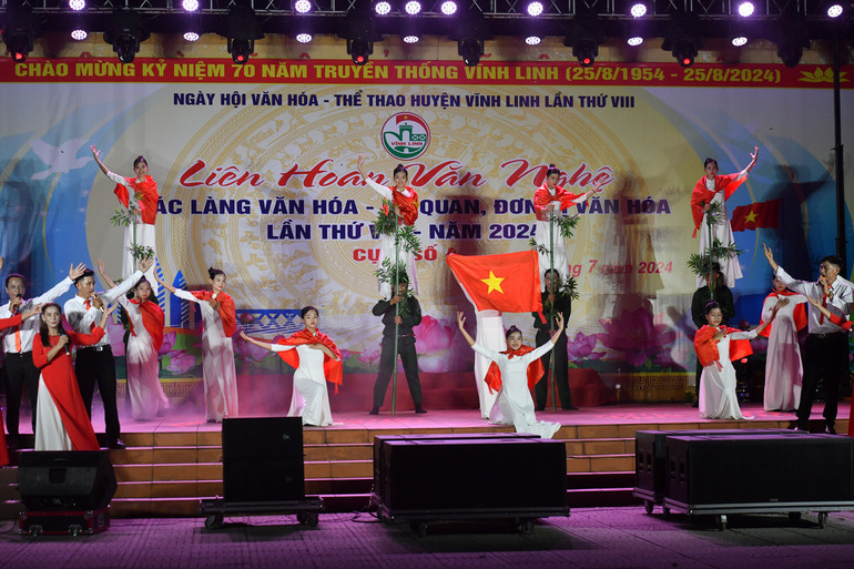 Một tiết mục biểu diễn trong đêm liên hoan. (Ảnh: ĐĂNG KHOA) Một tiết mục biểu diễn trong đêm liên hoan. (Ảnh: ĐĂNG KHOA)