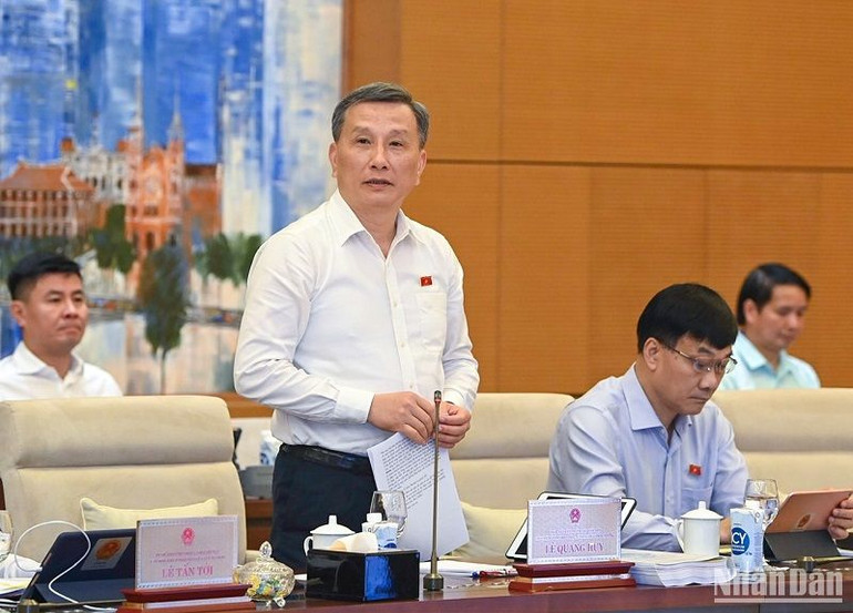 Chủ nhiệm Ủy ban Khoa học, Công nghệ và Môi trường Lê Quang Huy báo cáo một số vấn đề lớn trong việc giải trình, tiếp thu, chỉnh lý dự thảo Luật. (Ảnh: DUY LINH)