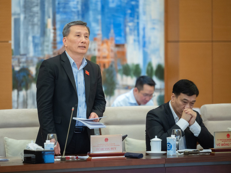 Chủ nhiệm Ủy ban Khoa học, Công nghệ và Môi trường Lê Quang Huy trình bày báo cáo thẩm tra sơ bộ Dự án. (Ảnh: DUY LINH)