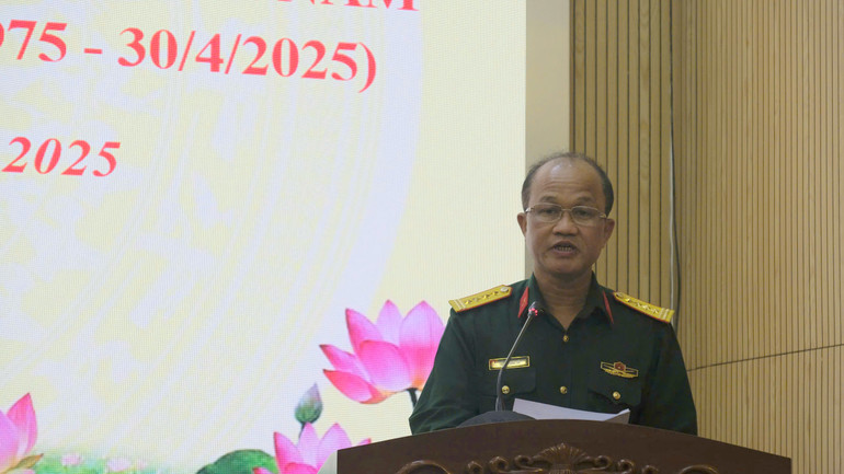 Đại tá, Tiến sĩ Lê Thanh Bài, Phó Viện trưởng Viện Chiến lược và Lịch sử Quốc phòng Việt Nam thông tin về công tác chuẩn bị, tổ chức Hội thảo. (Ảnh: NINH CƠ)