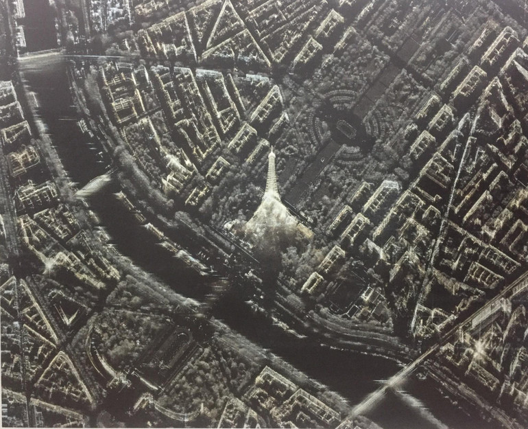 Tháp Eiffel ở Paris, Pháp.