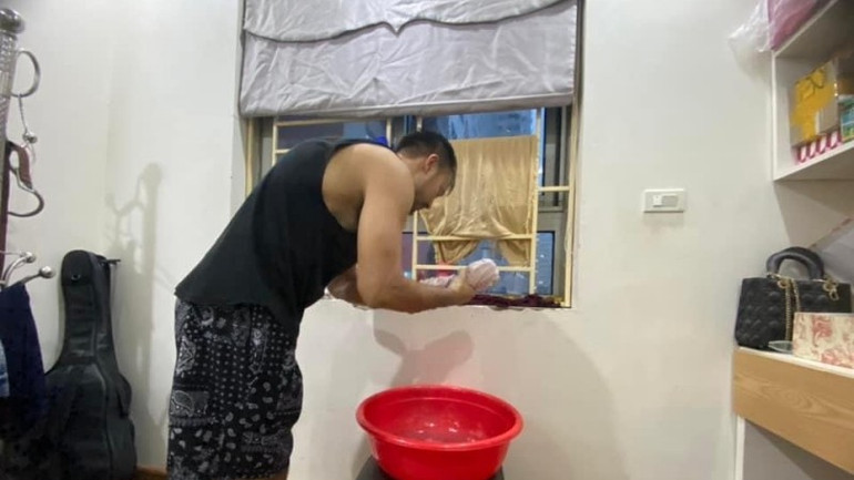 Cư dân khu chung cư HH Linh Đàm xử lý nước bị hắt tràn qua cửa sổ. Cư dân khu chung cư HH Linh Đàm xử lý nước bị hắt tràn qua cửa sổ.