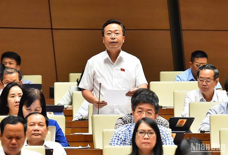 Đại biểu Nguyễn Đại Thắng đặt câu hỏi trong phiên chất vấn Bộ trưởng Khoa học và Công nghệ ngày 7/6. (Ảnh: THỦY NGUYÊN)