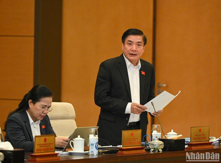 Tổng Thư ký Quốc hội, Chủ nhiệm Văn phòng Quốc hội Bùi Văn Cường báo cáo tại phiên họp. (Ảnh: DUY LINH)