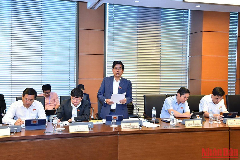 Đại biểu Dương Văn Phước (Đoàn Quảng Nam) phát biểu trong phiên thảo luận tổ. (Ảnh: THỦY NGUYÊN)