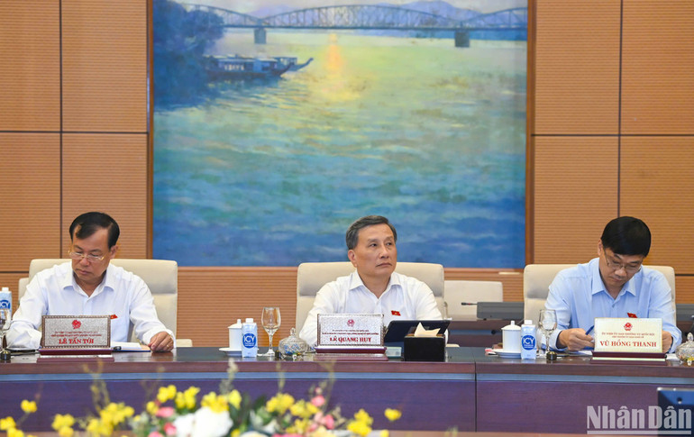 Các thành viên Ủy ban Thường vụ Quốc hội dự phiên họp. (Ảnh: DUY LINH)