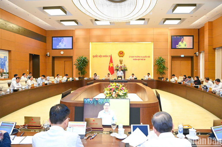 Quang cảnh phiên họp sáng 7/10. (Ảnh: DUY LINH)