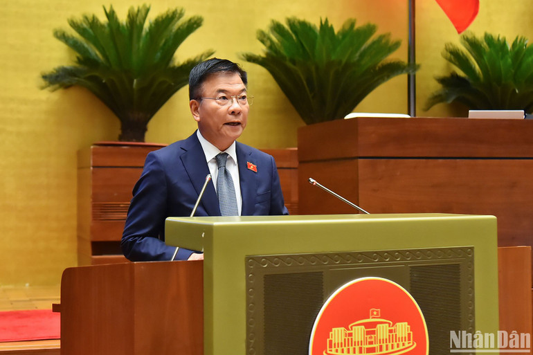 Phó Thủ tướng Lê Thành Long trình bày Tờ trình dự án Luật Năng lượng nguyên tử (sửa đổi). (Ảnh: THỦY NGUYÊN)