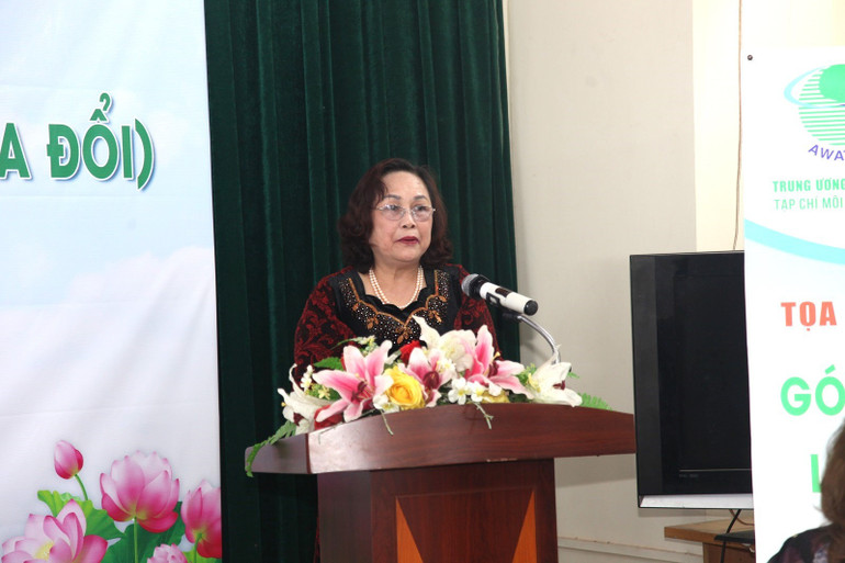 Bà Phạm Thị Xuân - Phó Chủ tịch Thường trực Hội Nước sạch và Môi trường Việt Nam phát biểu khai mạc tọa đàm. (Ảnh: Tạp chí Môi trường và Cuộc sống)