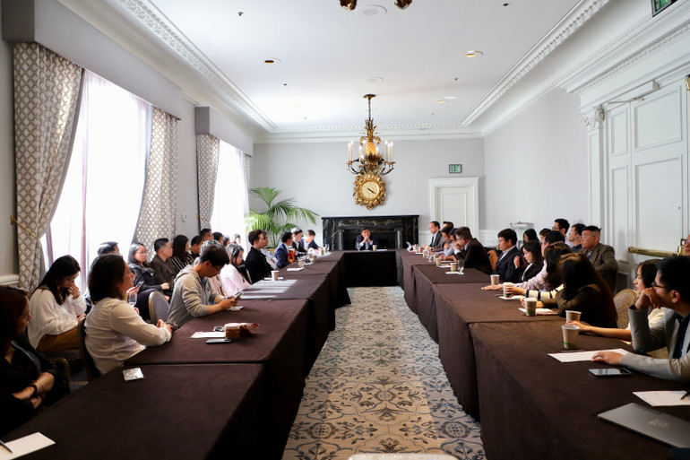 Dự buổi làm việc có đại diện Thường trực Mạng lưới tại San Francisco; các kỹ sư công nghệ AI đang làm việc tại Thung lũng Silicon, cùng hơn 20 thành viên, chủ yếu làm việc trong lĩnh vực AI và bán dẫn tại Hoa Kỳ.