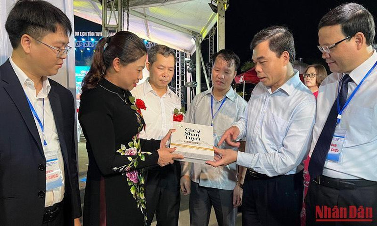 Các đại biểu tham quan gian hàng tại Hội chợ.