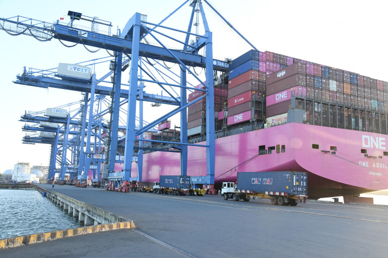 Các container đang được xếp dỡ lên tàu One Aquila.