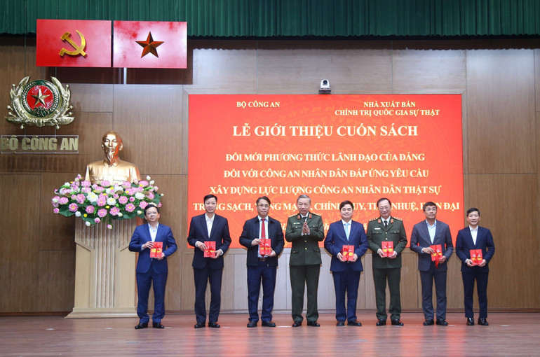 Bộ trưởng Công an Tô Lâm trao sách tặng đại diện một số cơ quan Trung ương.