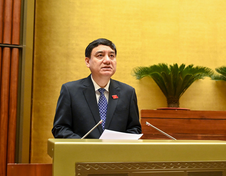 Chủ nhiệm Ủy ban Văn hóa, Giáo dục Nguyễn Đắc Vinh trình bày báo cáo giải trình, tiếp thu, chỉnh lý dự thảo Nghị quyết trước khi Quốc hội bấm nút thông qua. (Ảnh: DUY LINH)