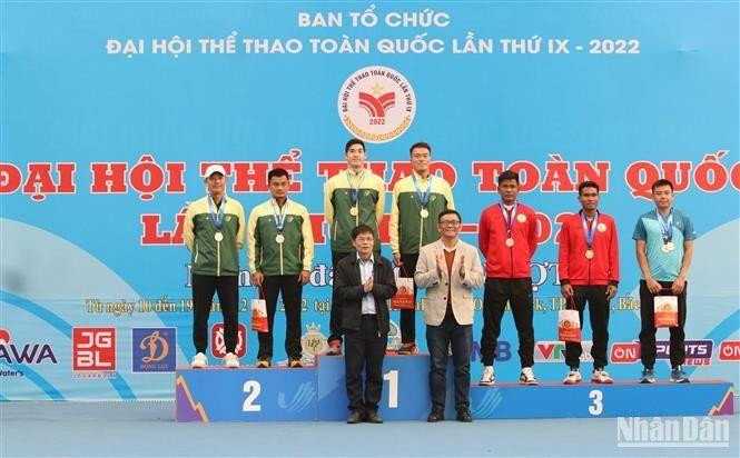 Ban Tổ chức trao Huy chương cho các vận động viên nội dung đôi nam.
