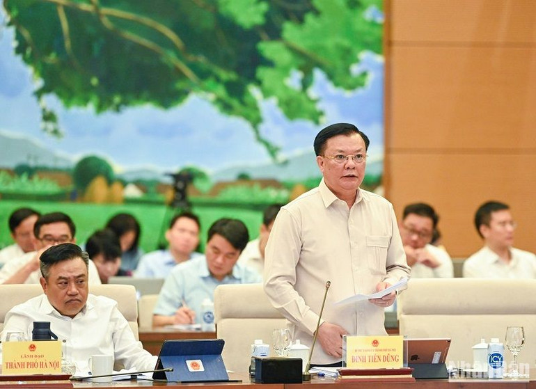 Bí thư Thành ủy Hà Nội Đinh Tiến Dũng giải trình, làm rõ một số nội dung. (Ảnh: DUY LINH)