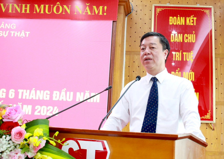 PGS, TS Vũ Trọng Lâm, Giám đốc - Tổng Biên tập Nhà xuất bản Chính trị quốc gia Sự thật phát biểu tại hội nghị.