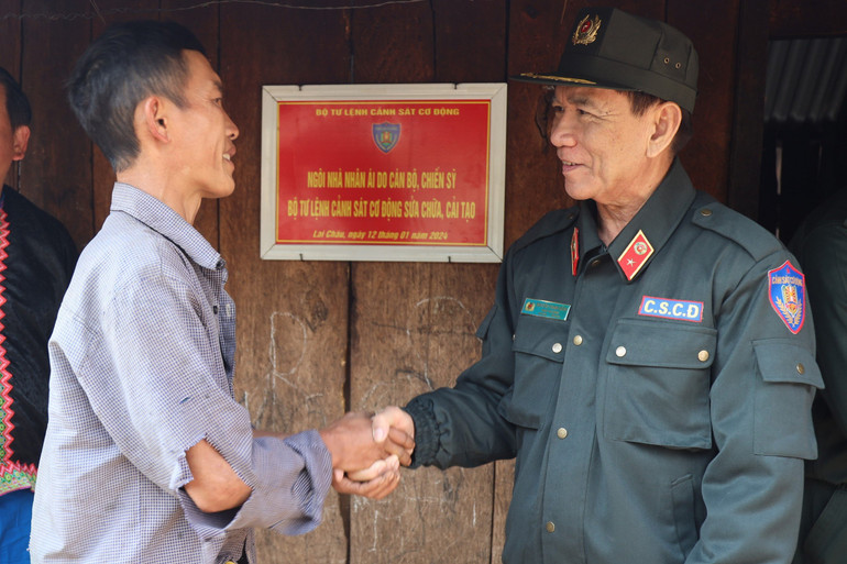 Thiếu tướng Nguyễn Thanh Bảnh thăm hỏi bà con nhân dân xã Tà Tổng, huyện Mường Tè, tỉnh Lai Châu.