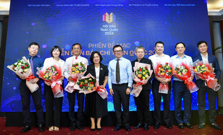 Đồng chí Lê Quốc Minh, Ủy viên Trung ương Đảng, Tổng Biên tập Báo Nhân Dân, Phó Trưởng Ban Tuyên giáo Trung ương, Chủ tịch Hội Nhà báo Việt Nam tặng hoa cho các diễn giả tham gia các phiên thảo luận trong khuôn khổ Diễn đàn Báo chí toàn quốc 2024.